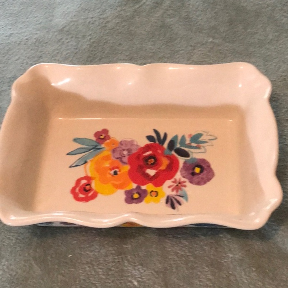 Pioneer woman, rectangular bakeware. Beautiful flowers.